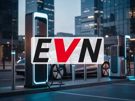 Moderne Ladestation für Elektrofahrzeuge in urbaner Umgebung bei Dämmerung. - Foto: über boerse-global.de