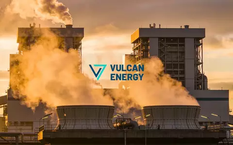 Moderne Geothermie-Anlage bei Sonnenuntergang als Symbol für nachhaltige Energieinvestitionen - Foto: über boerse-global.de