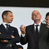 Der Machtkampf der UEFA gegen FIFA-Boss Infantino (r) geht weiter. (Archivbild) - Foto: Robert Michael/dpa