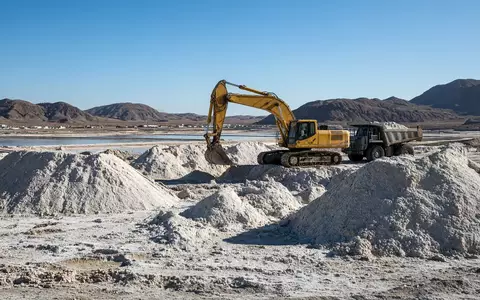 Industrielle Lithium-Abbaustätte in einer weitläufigen Landschaft mit schwerem Gerät. - Foto: über boerse-global.de