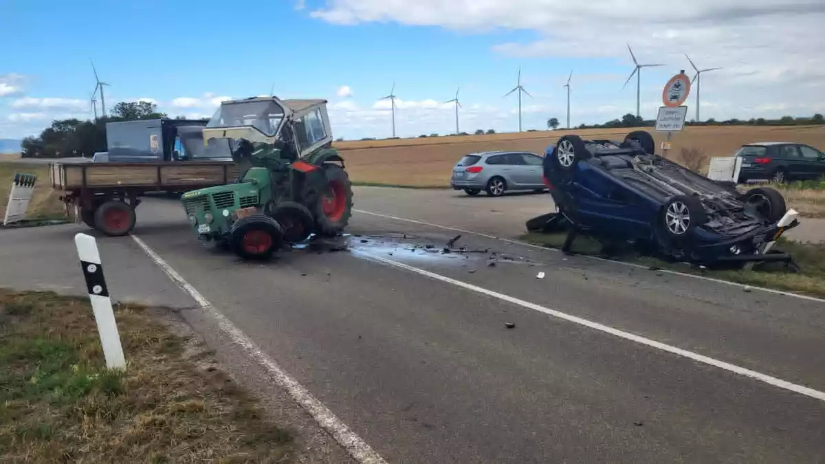 POL-PDLD: Unfall zwischen Traktor und Pkw - Bild: presseportal.de