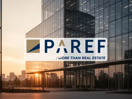 Moderne Glasfassade eines Bürogebäudes im goldenen Licht als Symbol für Immobilieninvestitionen - Foto: über boerse-global.de