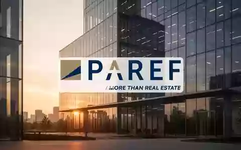 Moderne Glasfassade eines Bürogebäudes im goldenen Licht als Symbol für Immobilieninvestitionen - Foto: über boerse-global.de