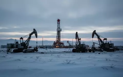 Industrielle Bohranlage in einer verschneiten arktischen Tundra bei Dämmerlicht. - Foto: über boerse-global.de