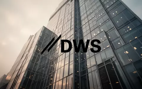 Moderne Bürofassade aus Glas und Stahl vor einem bewölkten Himmel, die eine professionelle Immobilienatmosphäre vermittelt. - Foto: über boerse-global.de