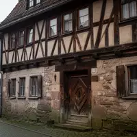 Historische Fassade eines traditionellen Fachwerkhauses in einer ruhigen deutschen Ortschaft bei bewölktem Tageslicht. - Foto: über boerse-global.de