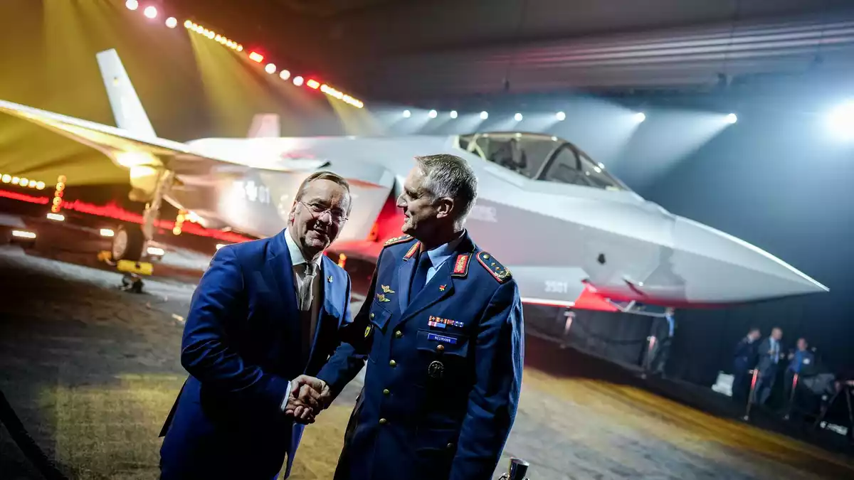 Verteidigungsminister Boris Pistorius und Luftwaffeninspekteur Holger Neumann vor der F-35 - Bild: Kay Nietfeld/dpa