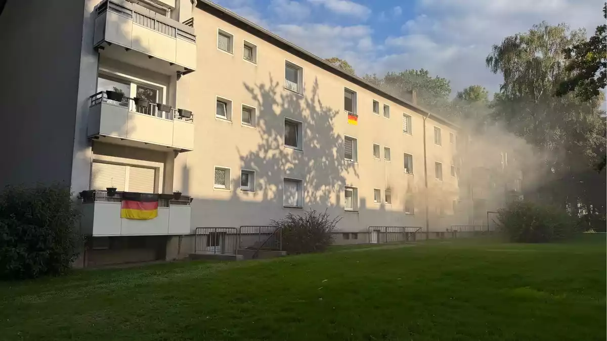 FW-MH: Brand in Mehrfamilienhaus in Mülheim an der Ruhr - Bewohner über Steckleiter gerettet - Bild: presseportal.de