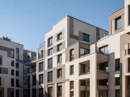 Modernisierte Fassade einer großstädtischen Wohnanlage bei hellem Tageslicht. - Foto: über boerse-global.de