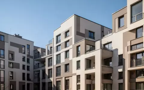 Modernisierte Fassade einer großstädtischen Wohnanlage bei hellem Tageslicht. - Foto: über boerse-global.de
