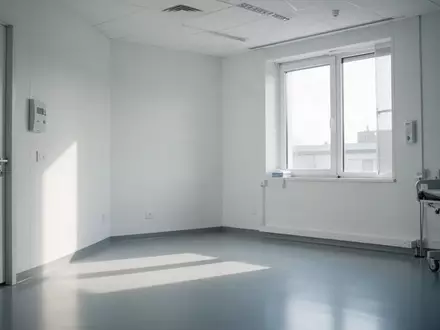 Ein heller, minimalistischer medizinischer Untersuchungsraum mit weichem Tageslicht und steriler Atmosphäre. - Foto: über boerse-global.de