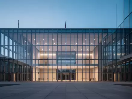 Moderne Glasfassade eines Regierungsgebäudes in Berlin während der Dämmerung. - Foto: über boerse-global.de