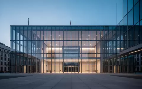 Moderne Glasfassade eines Regierungsgebäudes in Berlin während der Dämmerung. - Foto: über boerse-global.de