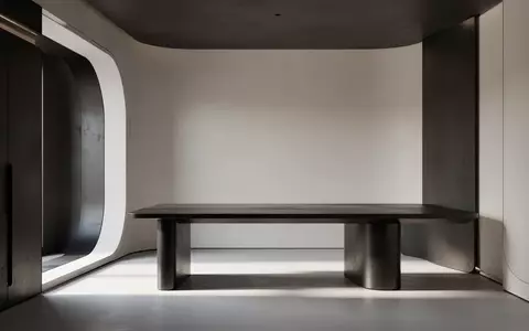 Modernes, minimalistisches Interieur mit klaren Linien und einer schlichten Farbpalette in Schwarz und Weiß. - Foto: über boerse-global.de