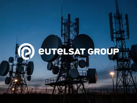 Satelliten-Kommunikationsanlage vor einem tiefblauen Abendhimmel als Symbol für die Telekommunikationsbranche. - Foto: über boerse-global.de