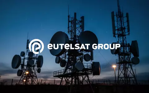 Satelliten-Kommunikationsanlage vor einem tiefblauen Abendhimmel als Symbol für die Telekommunikationsbranche. - Foto: über boerse-global.de