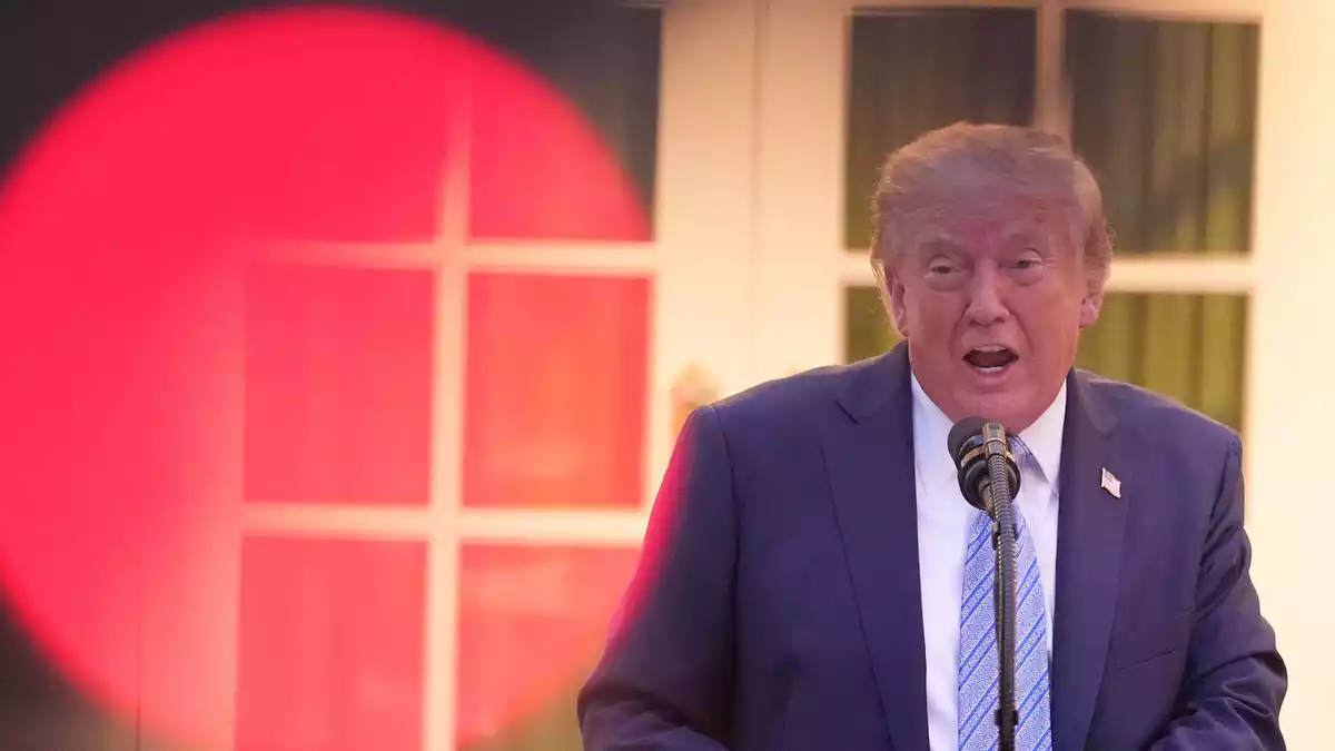 Trump geht gegen Medien vor.  - Bild: Alex Brandon/AP/dpa