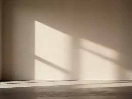 Ein minimalistischer, sonnendurchfluteter Raum mit sanften Schatten auf einer neutralen Wand. - Foto: über boerse-global.de