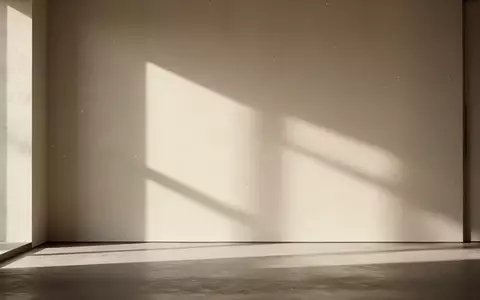 Ein minimalistischer, sonnendurchfluteter Raum mit sanften Schatten auf einer neutralen Wand. - Foto: über boerse-global.de