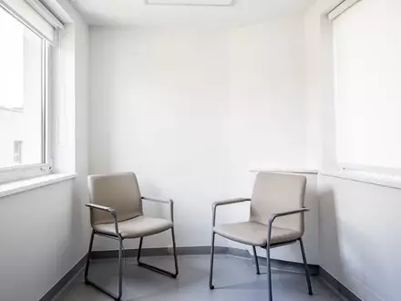 Ein minimalistischer, heller Behandlungsraum in einer Arztpraxis ohne Personen. - Foto: über boerse-global.de