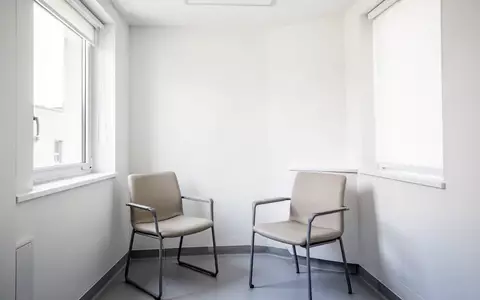 Ein minimalistischer, heller Behandlungsraum in einer Arztpraxis ohne Personen. - Foto: über boerse-global.de