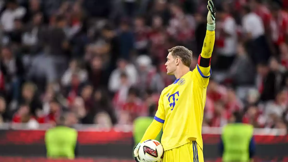 Der FC Bayern um Kapitän Neuer ist auf Platz eins - zumindest für eine Nacht. - Bild: Harry Langer/dpa
