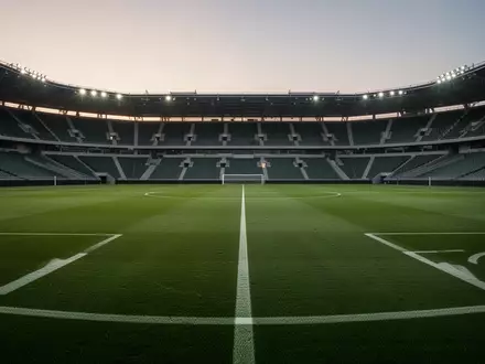 Ein leerer, makellos gepflegter Fußballplatz in einem Stadion bei Dämmerung ohne sichtbare Personen oder Werbung. - Foto: über boerse-global.de