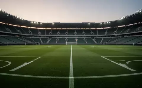 Ein leerer, makellos gepflegter Fußballplatz in einem Stadion bei Dämmerung ohne sichtbare Personen oder Werbung. - Foto: über boerse-global.de