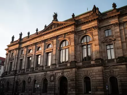 Historische Fassade eines ehemaligen Bankgebäudes in der Dortmunder Innenstadt bei Sonnenlicht. - Foto: über boerse-global.de