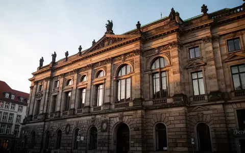 Historische Fassade eines ehemaligen Bankgebäudes in der Dortmunder Innenstadt bei Sonnenlicht. - Foto: über boerse-global.de