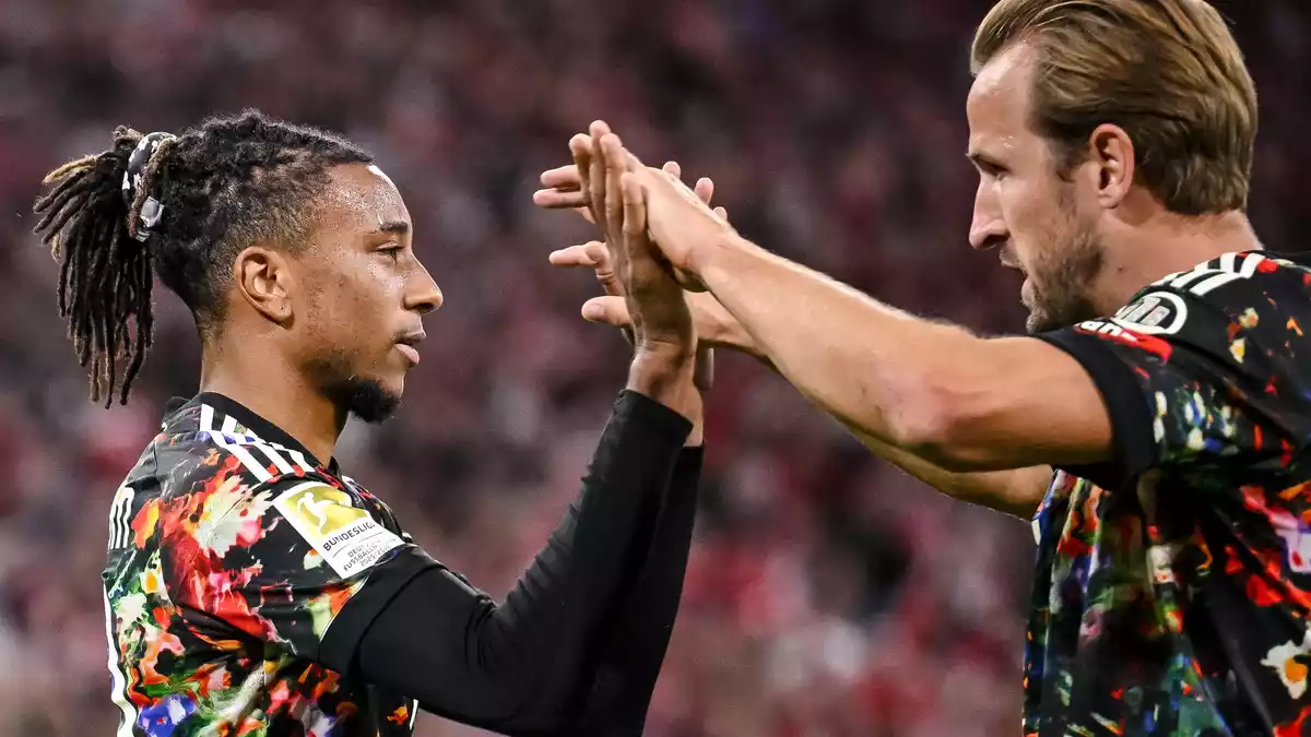 Das Münchner Fünf-Tore-Duo: Michael Olise (l) und Harry Kane feiern sich.  - Bild: Harry Langer/dpa