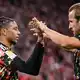 Das Münchner Fünf-Tore-Duo: Michael Olise (l) und Harry Kane feiern sich.  - Bild: Harry Langer/dpa