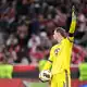 Der FC Bayern um Kapitän Neuer ist auf Platz eins - zumindest für eine Nacht. - Bild: Harry Langer/dpa