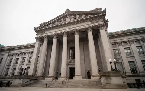 Die imposante Fassade eines historischen Gerichtsgebäudes mit massiven Steinsäulen unter einem bewölkten Himmel. - Foto: über boerse-global.de