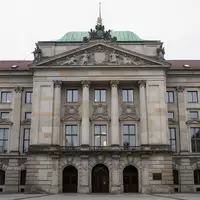 Fassade eines historischen bayerischen Regierungsgebäudes bei Tageslicht. - Foto: über boerse-global.de