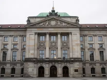 Fassade eines historischen bayerischen Regierungsgebäudes bei Tageslicht. - Foto: über boerse-global.de