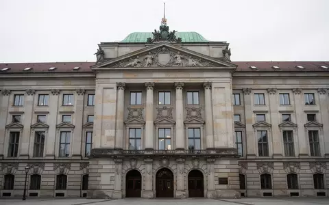 Fassade eines historischen bayerischen Regierungsgebäudes bei Tageslicht. - Foto: über boerse-global.de