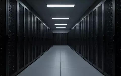 Ein leerer, düster beleuchteter Serverraum mit dunklen Schaltschränken in einer industriellen Umgebung. - Foto: über boerse-global.de