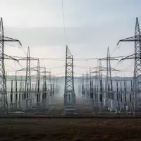 Ein weitläufiges Umspannwerk mit Strommasten und Leitungen in einer ländlichen Umgebung bei Tageslicht. - Foto: über boerse-global.de