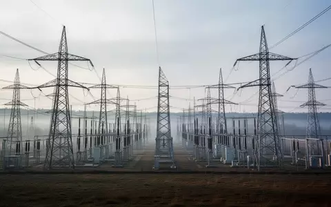 Ein weitläufiges Umspannwerk mit Strommasten und Leitungen in einer ländlichen Umgebung bei Tageslicht. - Foto: über boerse-global.de