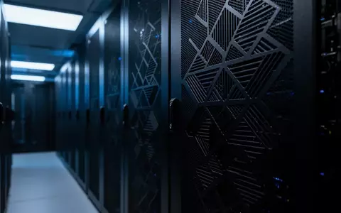 Dunkle, metallische Server-Infrastruktur in einem modernen Rechenzentrum mit blauer Beleuchtung. - Foto: über boerse-global.de