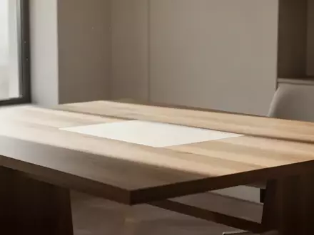 Ein minimalistischer, aufgeräumter Arbeitsplatz mit einem hölzernen Schreibtisch in hellem Tageslicht. - Foto: über boerse-global.de