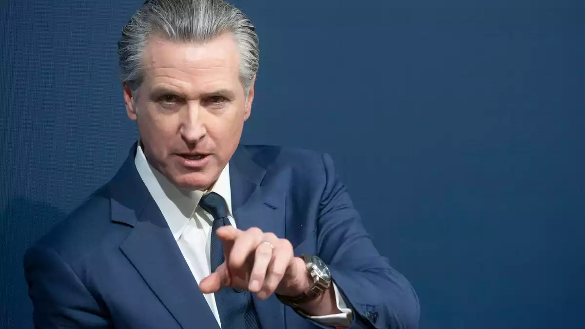 Kalifornien, wo führende KI-Labore zuhause sind, könnte unter Gouverneur Gavin Newsom eine wichtige Rolle bei der KI-Regulierung übernehmen. (Archivbild) - Bild: Marijan Murat/dpa