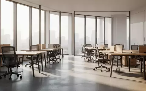 Ein moderner, leerer Büroraum mit Schreibtischen und Stühlen in einer ruhigen, hellen Arbeitsumgebung. - Foto: über boerse-global.de