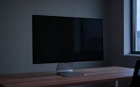 Ein minimalistischer Arbeitsplatz mit einem ausgeschalteten Monitor in einem modernen, hellen Büroambiente. - Foto: über boerse-global.de