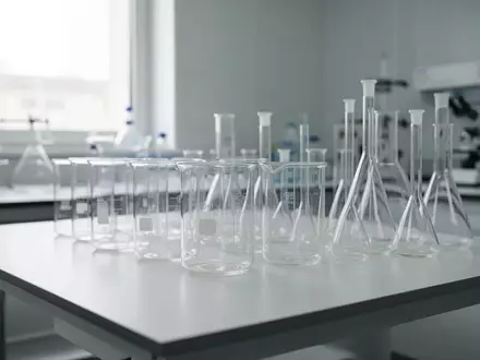 Ein modernes, steriles medizinisches Labor mit leeren Glasbechern auf einer weißen Laborbank. - Foto: über boerse-global.de
