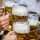 Gespannt wird darauf gewartet, wie viele Schläge OB Krause auf seiner ersten Wiesn braucht, bis der Zapfhahn sitzt. (Archivbild)  - Bild: Matthias Balk/dpa