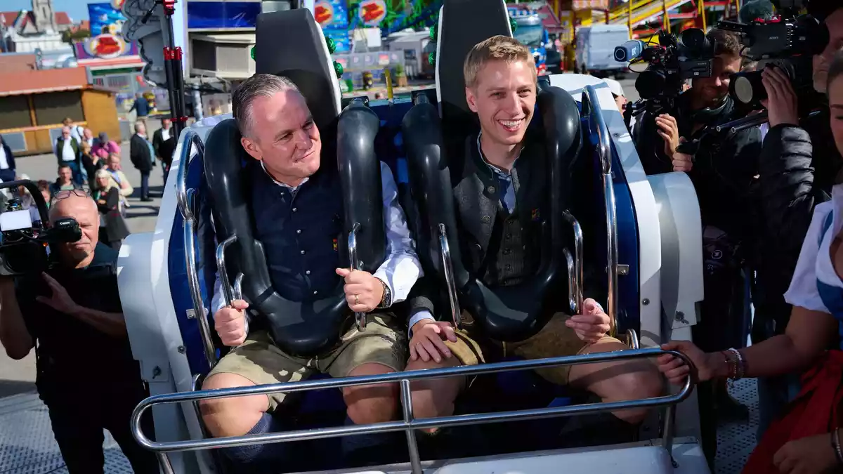 Die Vorfreude auf das Oktoberfest steigt: OB Dominik Krause (r) und Wiesn-Chef Christian Scharpf sitzen schon einmal Probe. - Bild: Sven Hoppe/dpa