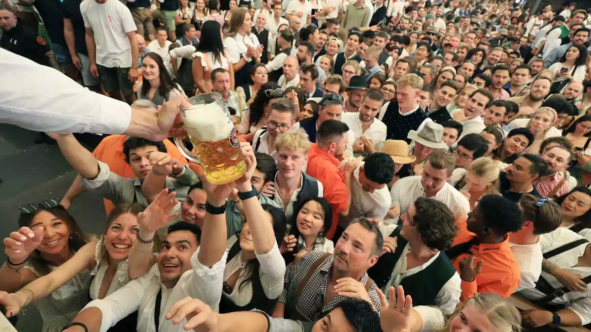Um 12.00 Uhr gibt es endlich das langersehnte Bier. (Archivbild)   - Bild: Karl-Josef Hildenbrand/dpa