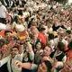 Um 12.00 Uhr gibt es endlich das langersehnte Bier. (Archivbild)   - Bild: Karl-Josef Hildenbrand/dpa